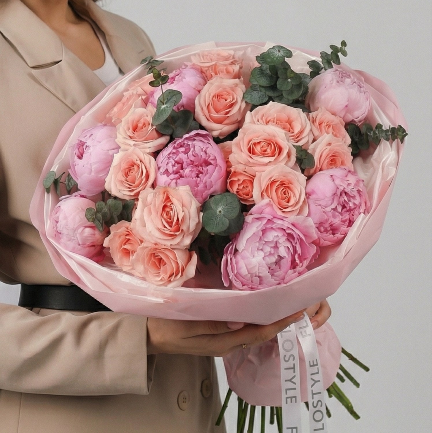 sbornyj buket s pionami i rozami 4